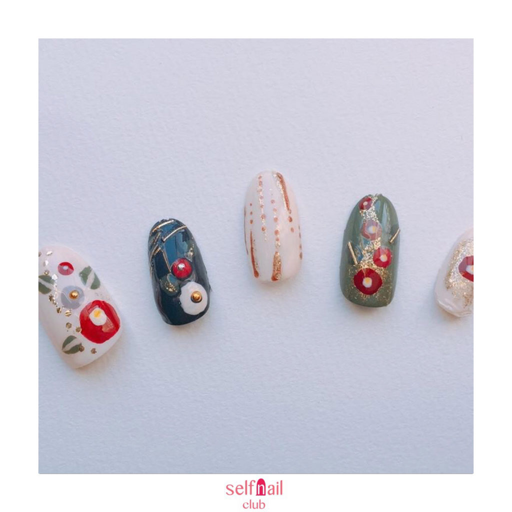 クリスマスもイケるお正月ネイル✨ 赤とグリーンのニュアンスネイル♡ シンプルネイルアートネイルアートnailsnailartistnail広島ネイルデザインジェルネイルデザインジェルネイルネイル好きと繋がりたい広島エムネーべ大人ネイルシンプルネイル