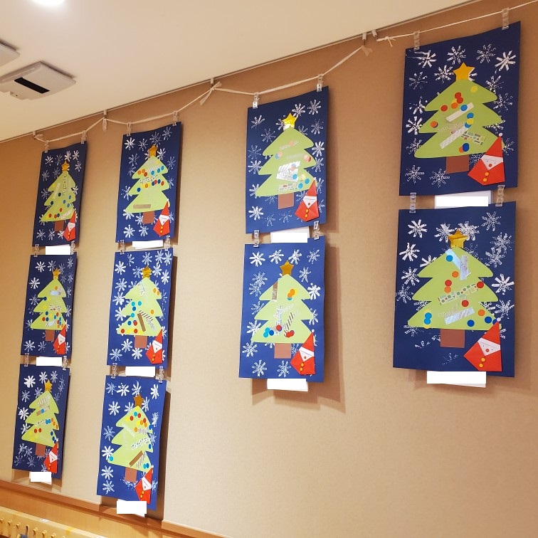 たんぽぽ保育園🎅 クリスマス製作③ 🎄🧑‍🎄❁💖 ３歳児さんの製作です⭐ ⁡⁡ ⁡クリスマスツリー🎄製作♥ 紐通しで作るオーナメント🔵🔴は 楽しみながら手指の発達を促します✨ ⁡保育園保育所保育士保育者保育園紹介保育園行事保育園製作保育製作