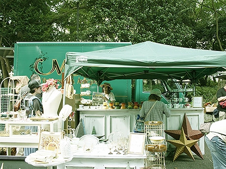おしろ蚤の市始まります✨ 熊本護国神社 @oshiro.nominoichi 古物好きさんにはたまらない いいカンジの蚤の市ですー💖室内ブースは驚きすごい品揃えです。圧巻∑ ﾟДﾟフードブースレベル高いですー✨ 昼ごはん何食べるか選べないです👏 ゆるりと週末さんぽに遊びに来て