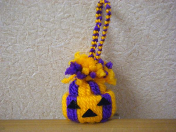 セリアで人気の毛糸を使って、手触りがふわふわなハロウィンの黒猫を作ったよ😊 猫好きさんは色違いの糸でもぜひ！クリスマスバージョンもかわいいと思う❤️簡単に作り方を載せたけど、シンプルに巻き巻きして作ってます。 頭の方はちょっと難しいけど、体の方は作り