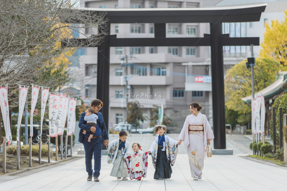 照国神社 鹿児島市 でお食い初め・百日祝いの出張撮影カメラマンの撮影例と価格で比較！11,000円 税込
