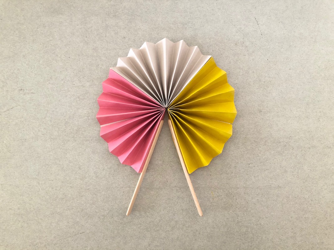 Amazon.co.jp: キラキラ 折り紙50枚10色 カラフル折り紙折 り畳み多機能用紙 ペーパー15×15ｃｍ DIYギフトボックス ラッピング誕生日パーティー 飾り アルバム スクラップブック用クラフト折り紙 手芸紙 : 文房具・オフィス用品