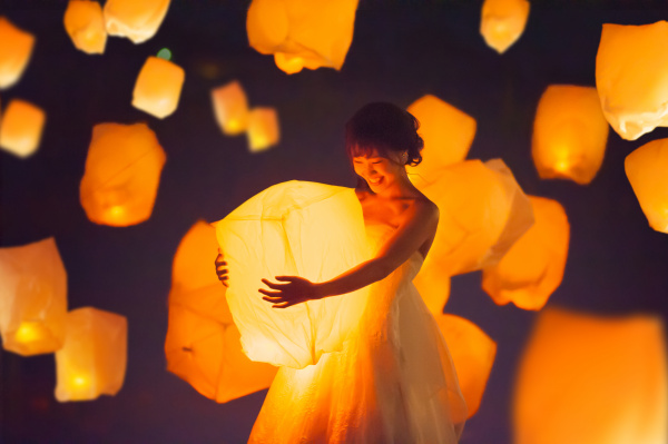 結婚式を幻想的に彩る「ランタン」コーディネートで美しいナイトウエディングをマイナビウエディング プレミアムヴェニュ