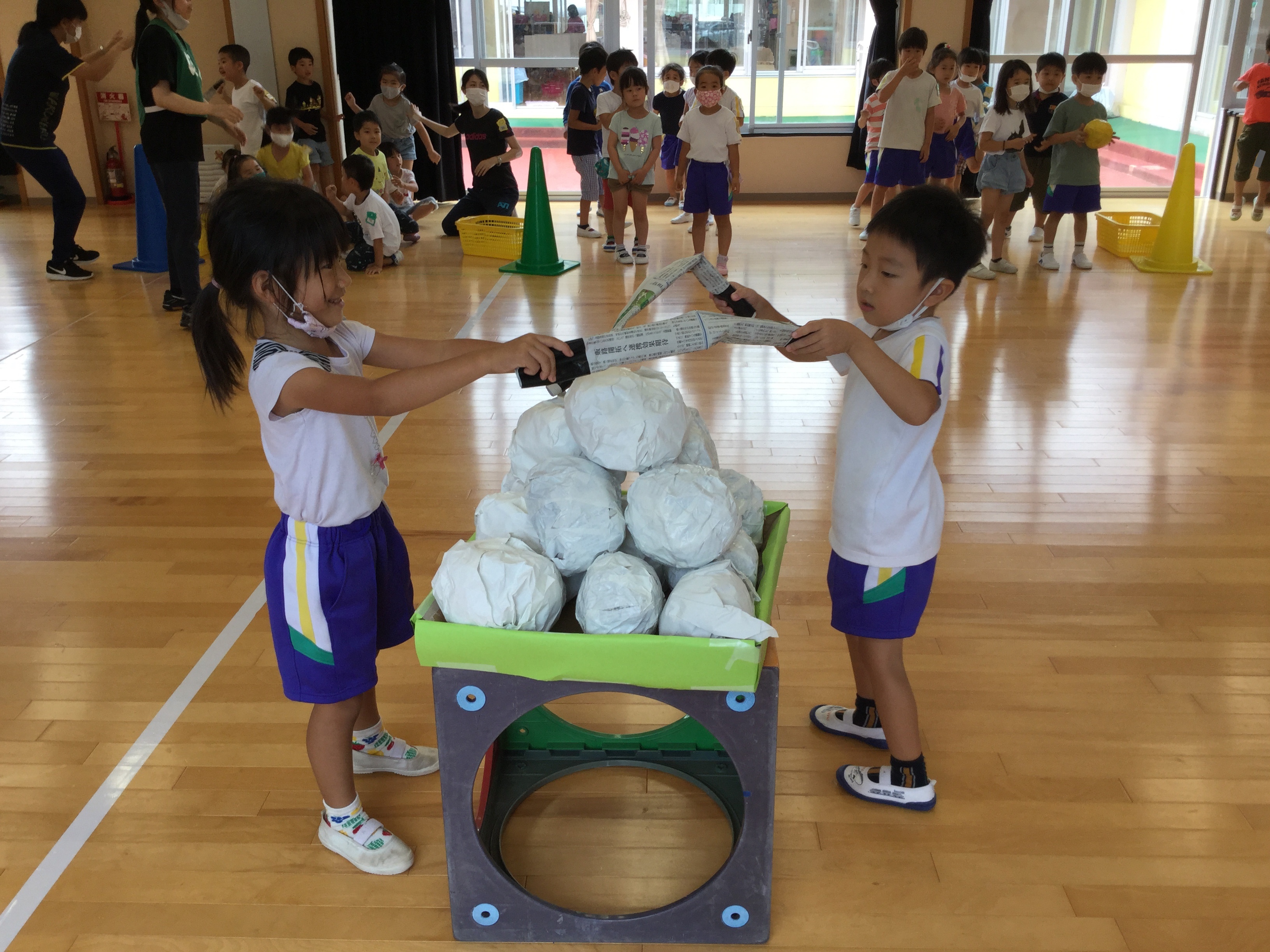 団子に見立てた大玉でゲーム 増毛の認定こども園でお月見会：北海道新聞デジタル