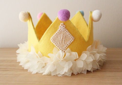 ハンドメイド 王冠 還暦 誕生日 フェルト 赤 ポンポン 大人 - メルカリ