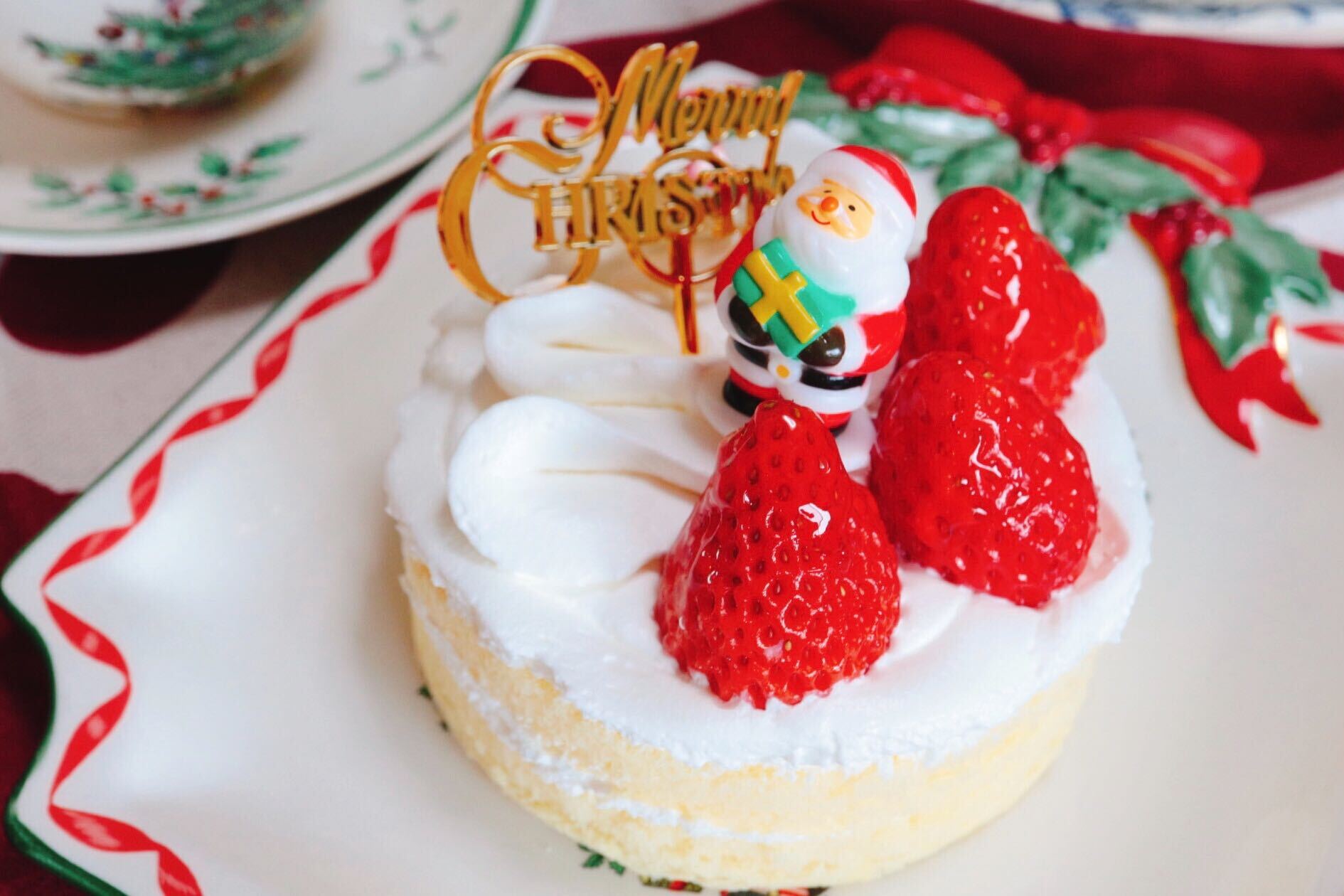 CHRISTMAS CAKE 「クリスマスケーキ」 いちごと生クリームを使ったシンプルなショートケーキタイプのクリスマスケーキ。※スパイスやハーブは入っておりません。 微量にリキュールを使用しております。 デザインは若干変更することがございます。 5号サイズ φ15cm¥5,000