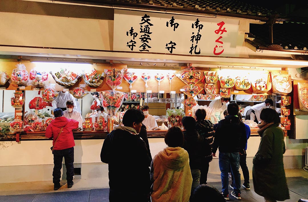 私が大好きなお祭り 吹上夏まつり 鴻巣市吹上 です。 「上組」と「下組」にわかれ、それぞれの神輿と山車が観客の中を練り歩きます。 吹上夏まつりの見どころは、最終日の日が暮れ始めた頃、山車の提灯に明かりが灯り、鐘を鳴らしながら山車が日が暮れ始めた町内を