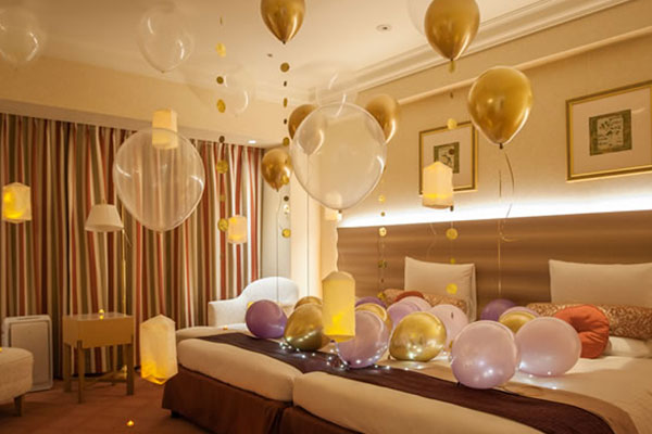 誕生日のホテルサプライズ🥂 赤・ゴールド・白で可愛らしい世界観に🎈 ⁡ Birthday hotel surprise🥂 A cuteworld view with red, gold, and white 🎈 ⁡出張バルーンbyオリゼバルーンbyオリゼ ⁡ ⁡ORYZAE Celebrations ☎︎03-5843-8781 LINE @oryzaecelebrations