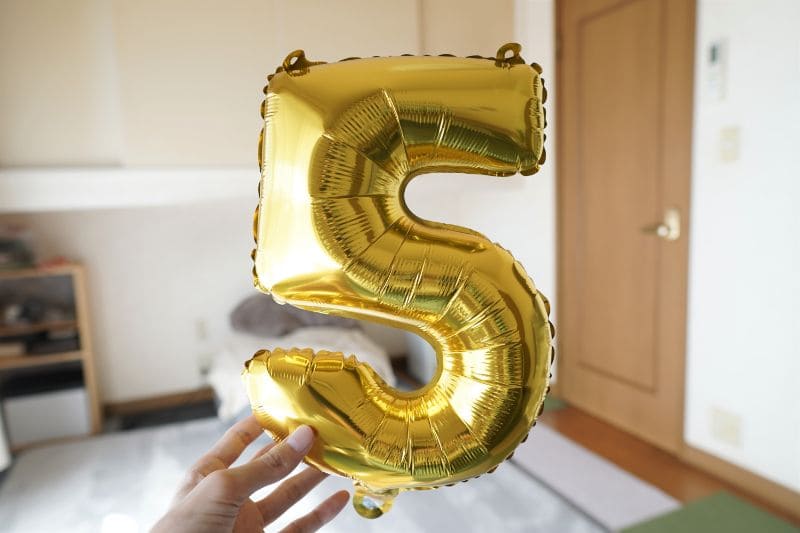 ダイソーで叶う！おしゃれで華やかな誕生日飾りおすすめ22選 バルーン・ろうそく・装飾- macaroni