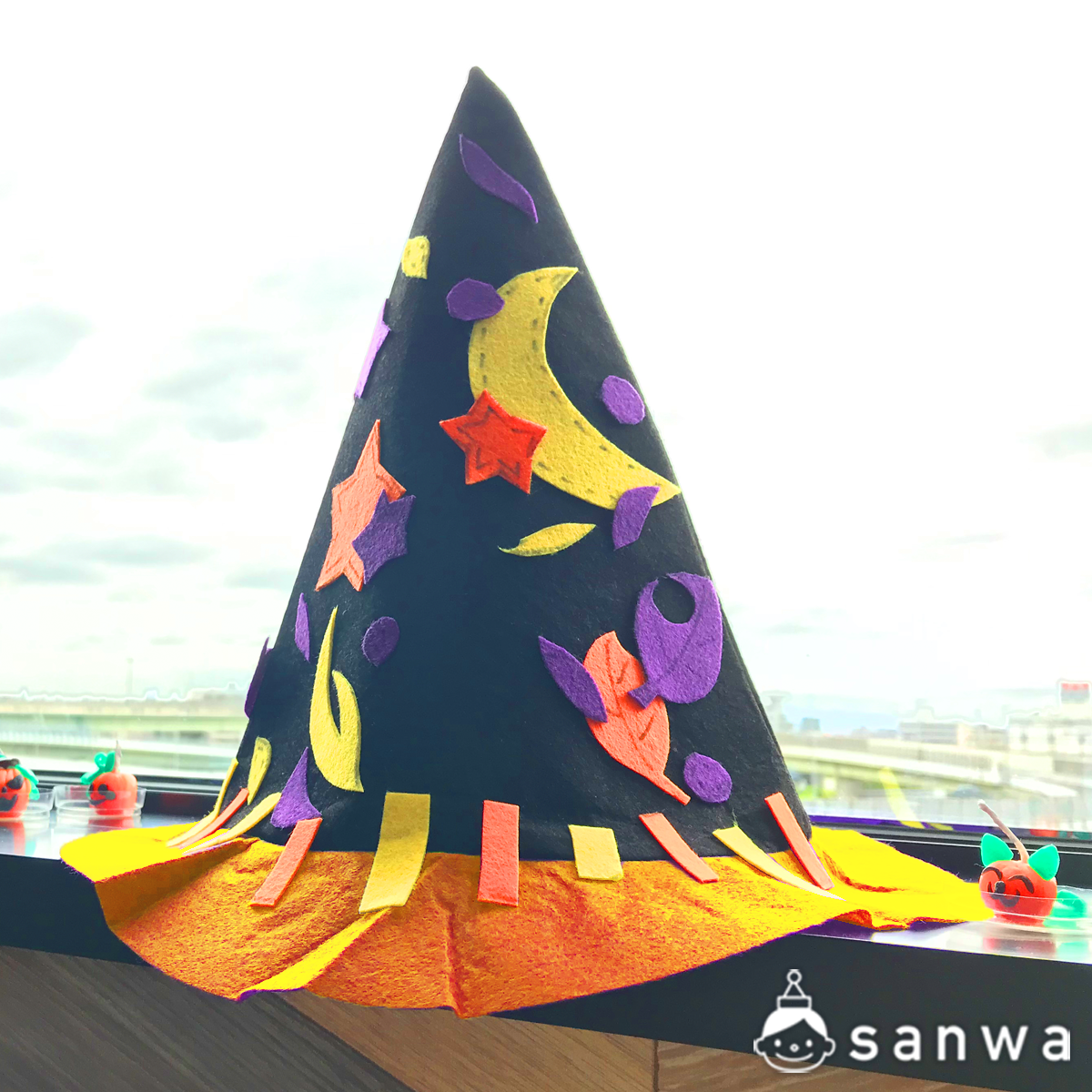 頭につけるとかわいいよ 「ハロウィンミニミニとんがり帽子」 むすこが10ヵ月の頃、 はじめてのハロウィンがやってきて 考えたものです👻🎃🍬 ピンなどはまだ危険だなぁと思い、 フェルトとマジックテープで作ってみました。 マジックテープ部分に髪の毛を挟んで