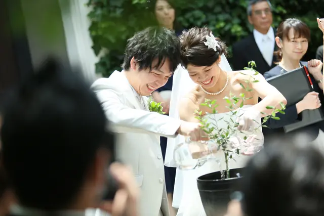 披露宴演出のひとつ💍🫧 〖 イルミネーションファンタジー〗 2種類の特殊な液体を注ぎ、化学反応で発光させる幻想的な演出です♡水 合わせの儀 をモチーフにした演出で、素敵な願いが込められています✨️ 披露宴演出に悩んでる新郎新婦様にいかがでしょうか？結婚式