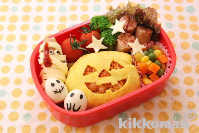 今日のお弁当🎥, ☆*:.｡. 👻ハロウィン弁当 👻.｡.:*☆, おつでーす🖐️, 今年もハロウィン🎃オムライス弁当作ったよ！,今回はチーズで🧀, おばけの型は100均のだよ👻, ほんとは内側に顔がつく型なんだけど , 内側だけカットして枠だけ使ってるの🤭,去年のオムライス弁当でも使ったやつ〜🍳 , 作ってる途中からテンション爆上がり⤴︎⤴︎, 楽しくて！だからやめられない😂,