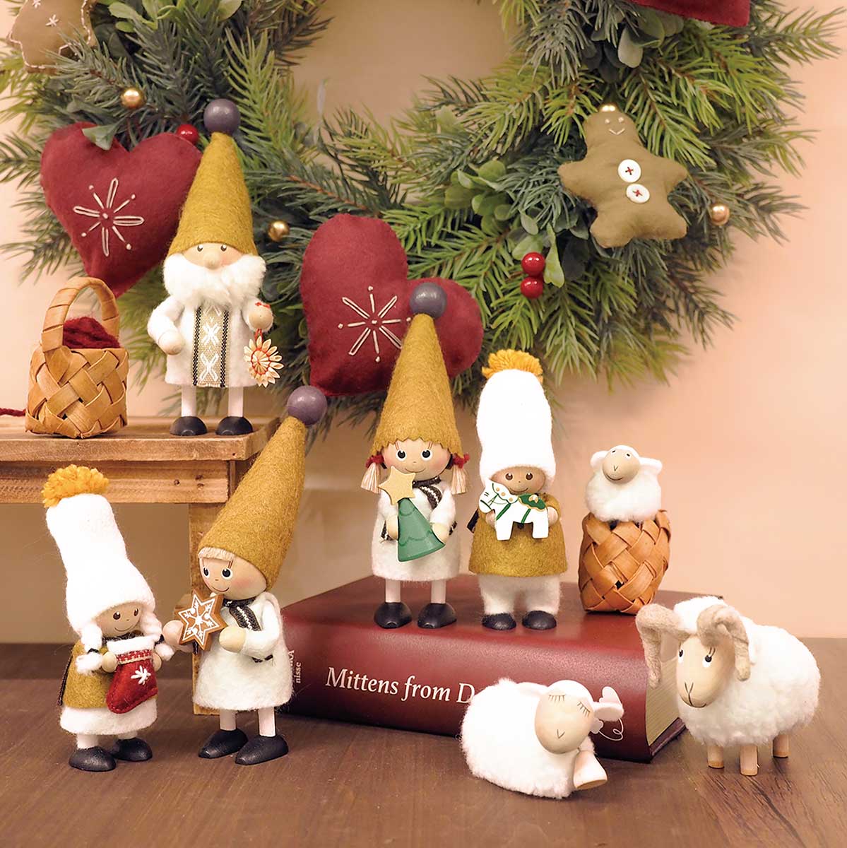 NORDIC GIFT ノルディック・ギフト 木製人形ノルウェーフラッグを持った女の子北欧雑貨