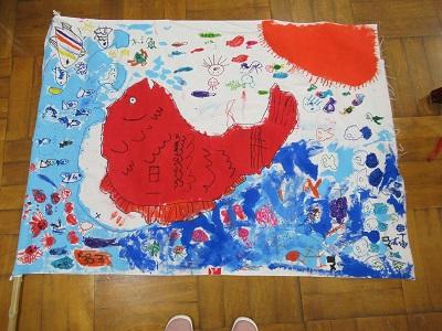 まるで秋空がキャンバス。運動会の手作り旗紹介🏳️‍⚧️ 和紙をクラスカラーに染めて、運動会の旗を作ります。各クラスの成長に合わせて手作りした旗 が秋空のもと運動会を盛り上げます。みちのこ保育園 運動会 旗 旗製作てづくり 旗 手作り運動会製作 運動会の旗