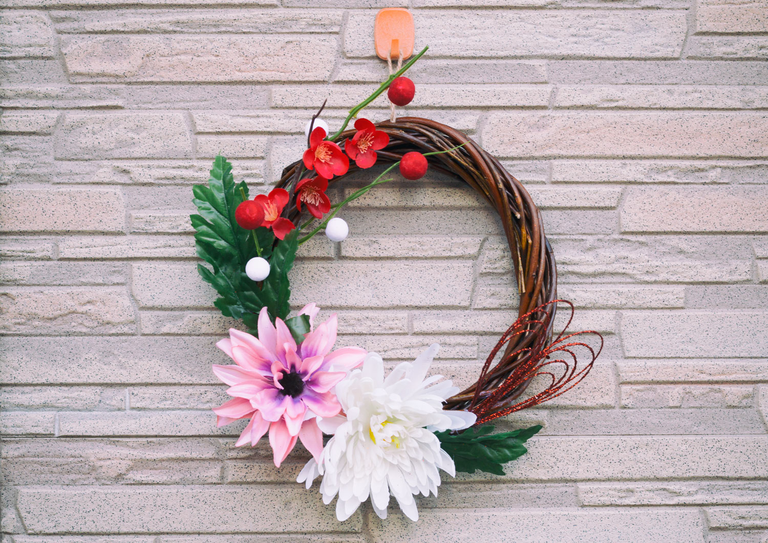 100均大活躍で作る正月飾り！紅白ふわふわリースイベントのアイデア暮らしニスタ