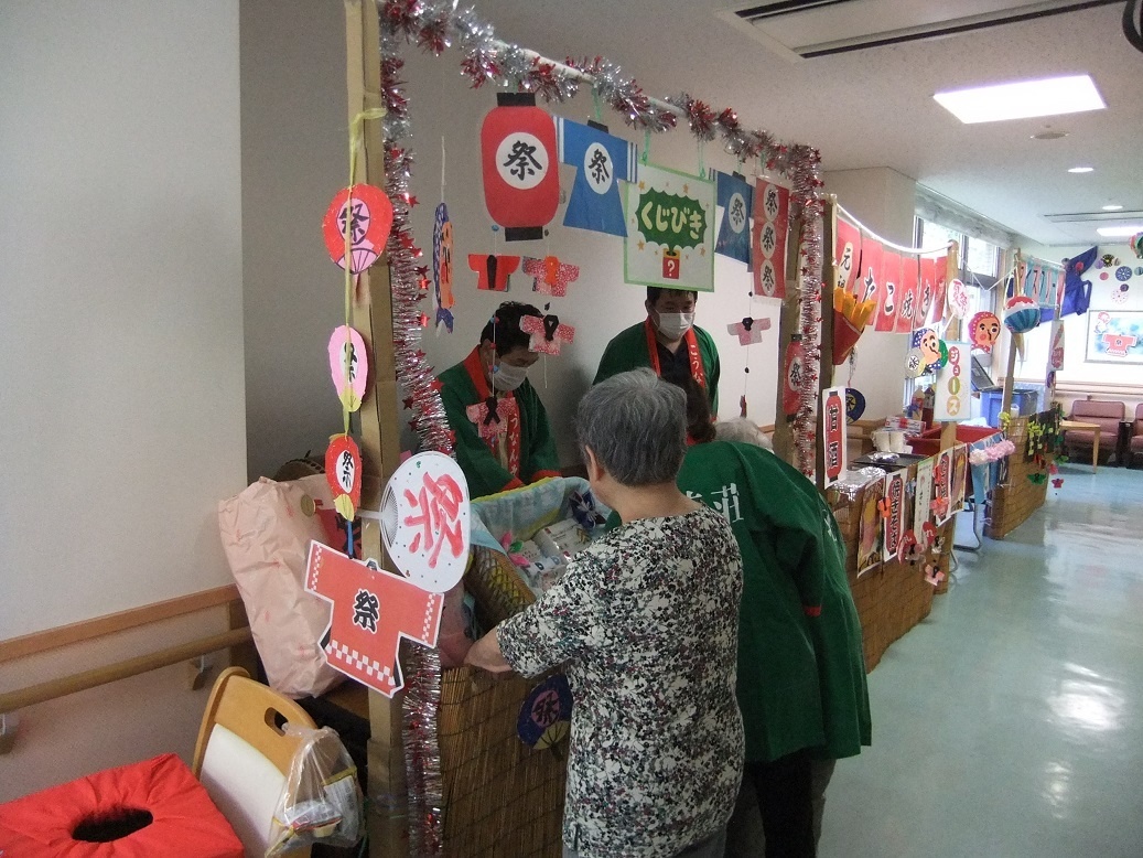 ♪夏祭りの飾り作成中♪ - 特別養護老人ホーム 二本松いわしろ紀行