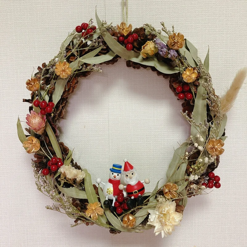 100均材料で作れる！モデル＆フラワーデザイナー・榊ゆりこさんが教える、簡単おしゃれな手作りクリスマスリース - even-if