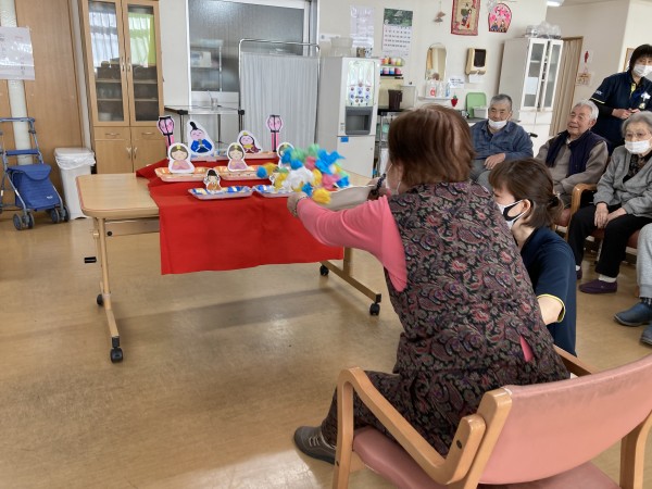 ひな祭り🎎 今年のひな祭りはお内裏様やお雛様に扮して、ひなあられ運びゲームにひな祭りの歌を歌ったりと楽しい時間を過ごしました😊恒例のひなあられと甘酒 ノンアルコール でみんなの健康を祈願して乾杯✨ 楽しい１日になりました💖 ＃マティーナ ＃児童デイ
