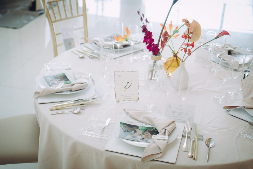 披露宴には欠かせないテーブルナンバーって アルファベットや数字“だけじゃない”って知ってましたか 🫧？ ふたりの結婚式だからこそふたりらしさを大切にしたい🩰そんな先輩カップルの参考したいいろんなテーブルナンバーを集めました◎ ⁡📸Special Thanks