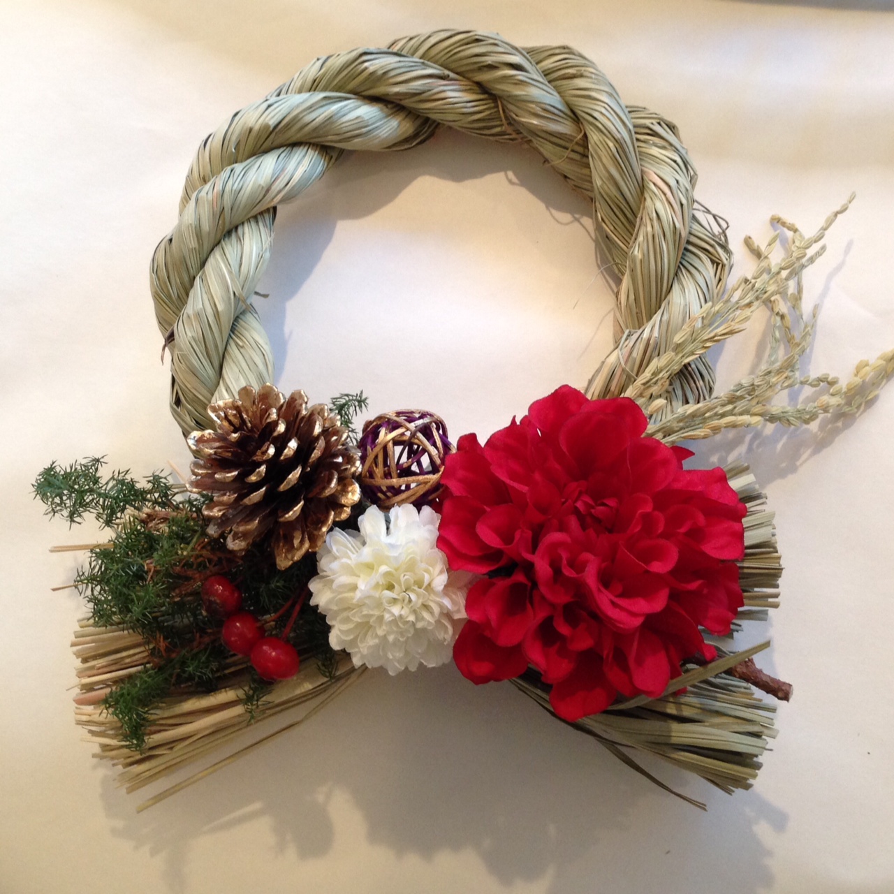 紙皿と紙で作る 正月のしめ飾りの作り方を紹介