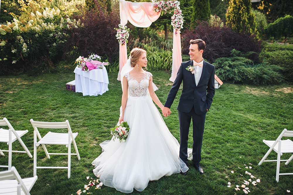 ガーデンウエディングとは？ 人気演出から天候やドレス選び、費用などのよくある質問も徹底解説！マイナビウエディング