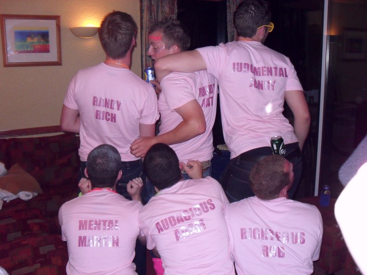 ドレスコードではしゃごう！バチェロレッテパーティーの必須グッズ家族挙式のウエディング知恵袋