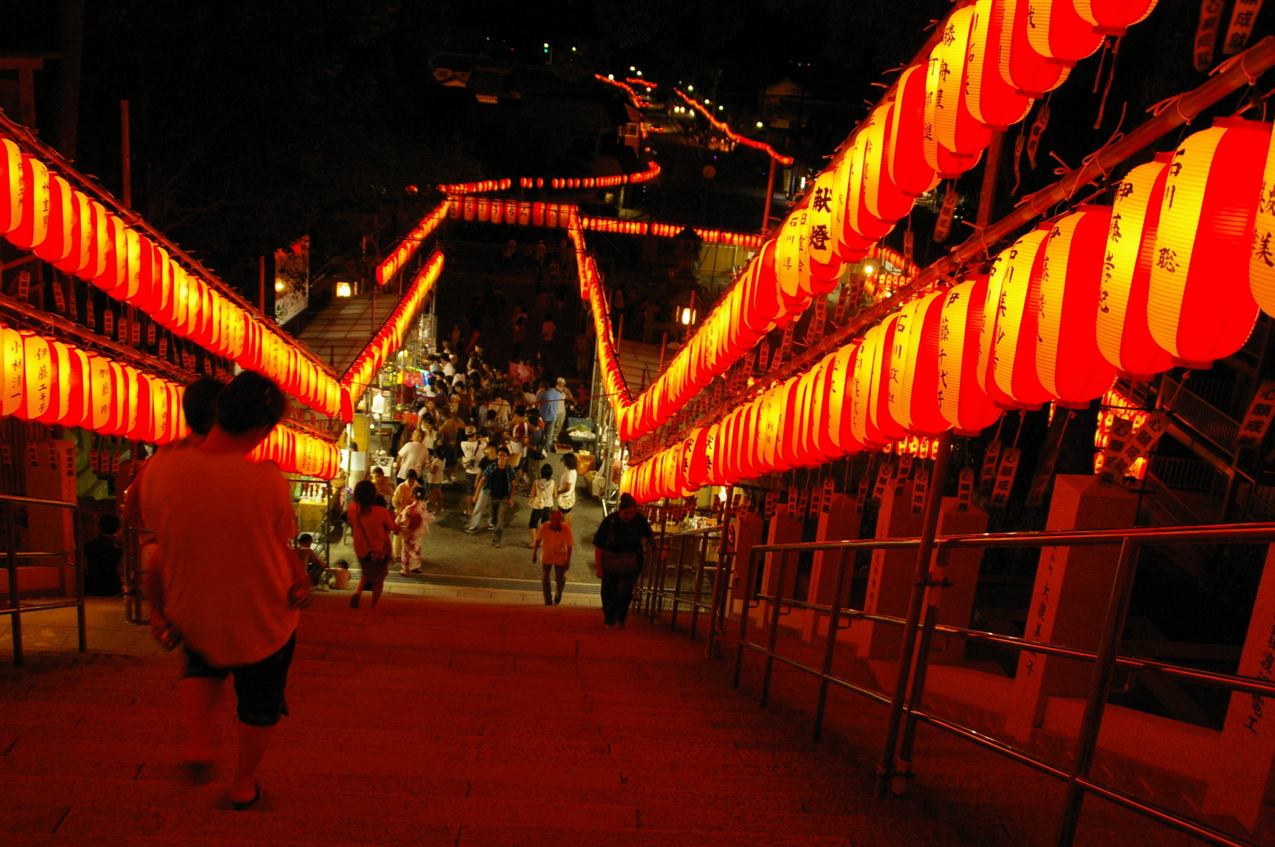 夏祭りに街に打ち上がる花火 背景白パターン背景イラスト無料フリー30304素材Good