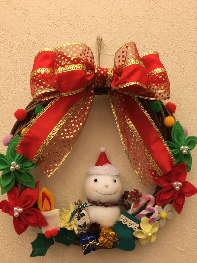 Amazon.co.jp: クリスマス雪だるまリース - クリスマスリース装飾飾り -壁の寝室の居間の装飾のための黒い帽子の枝角の花輪が付いているクリスマス飾り雪だるま Qwre : おもちゃ