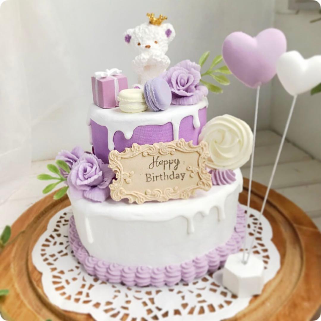 光沢のある紫色の背景に美味しい誕生日ケーキの写真素材・画像素材 Image 36307963