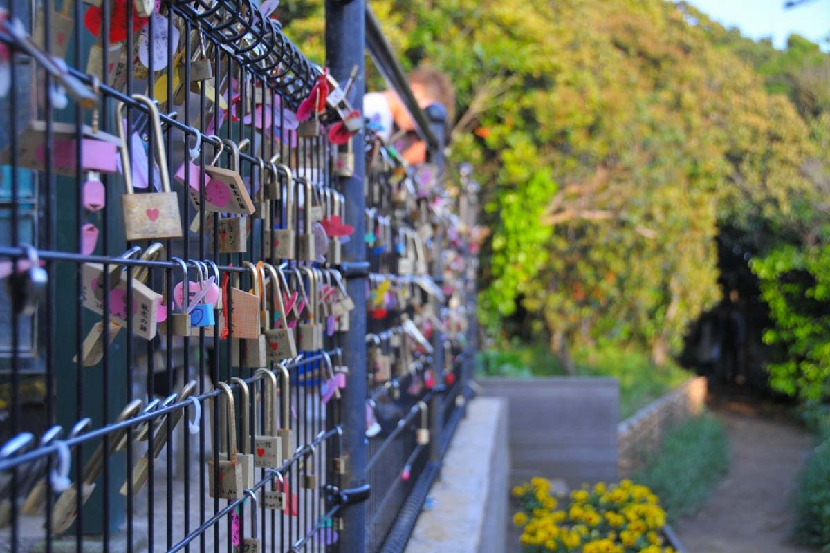 恋人の丘「龍恋の鐘」 江の島恋愛のパワースポット