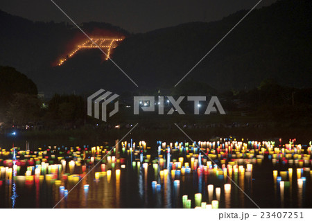 お盆の“送り火”の「精霊流し」。厳かなイメージとは、かなり異なります。 – ブログ菊正宗ネットショップ