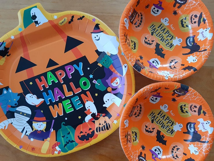 ダイソーのハロウィン紙皿や紙コップ、テーブルクロスでパーティ