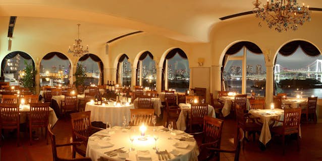 お台場にあるマダムタッソー東京 もクリスマスムードにあふれています🎄✨オードリーへプバーン と一緒にホリデーシーズンを楽しみませんか？😉・マダムタッソーマダムタッソー東京madametussaudsodaiba東京観光お台場お台場デートクリスマスツリー