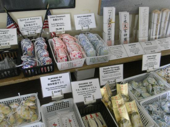 ハワイの神社仏閣には珍しいくらいトロピカルなお守りがたくさん！お土産にもgood