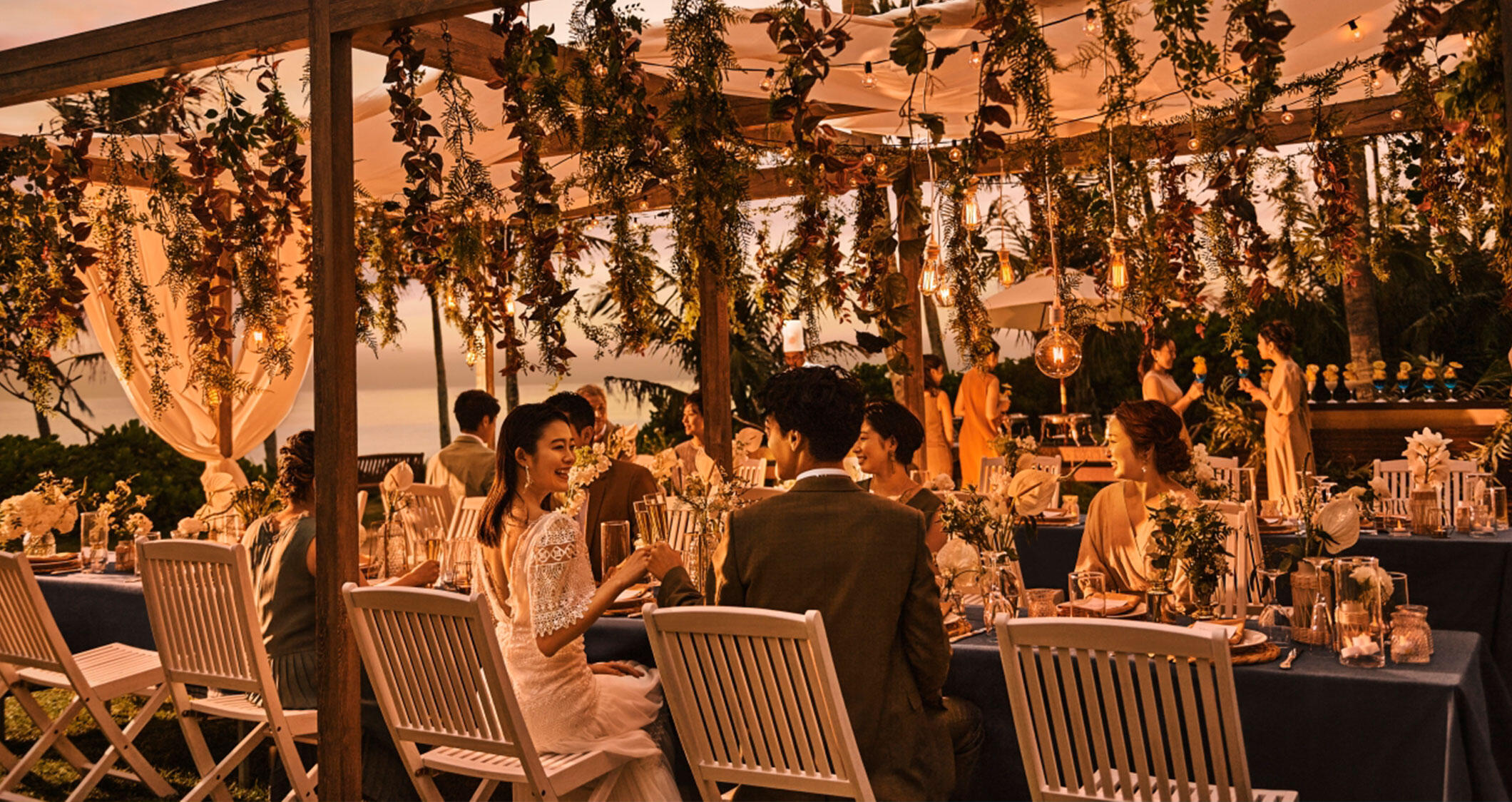 night wedding ⁡ 映画で見た海外の結婚式に憧れて𓈒𓂂𓏸 ⁡フェリーチェのお庭ではホームパーティのような雰囲気の結婚式も開催が可能です🕊️ ⁡ 夜の時間は照明が煌めくナイトウエディングも楽しむことができます☺️⁡フェリーチェガーデン日比谷felicegardenhibiya