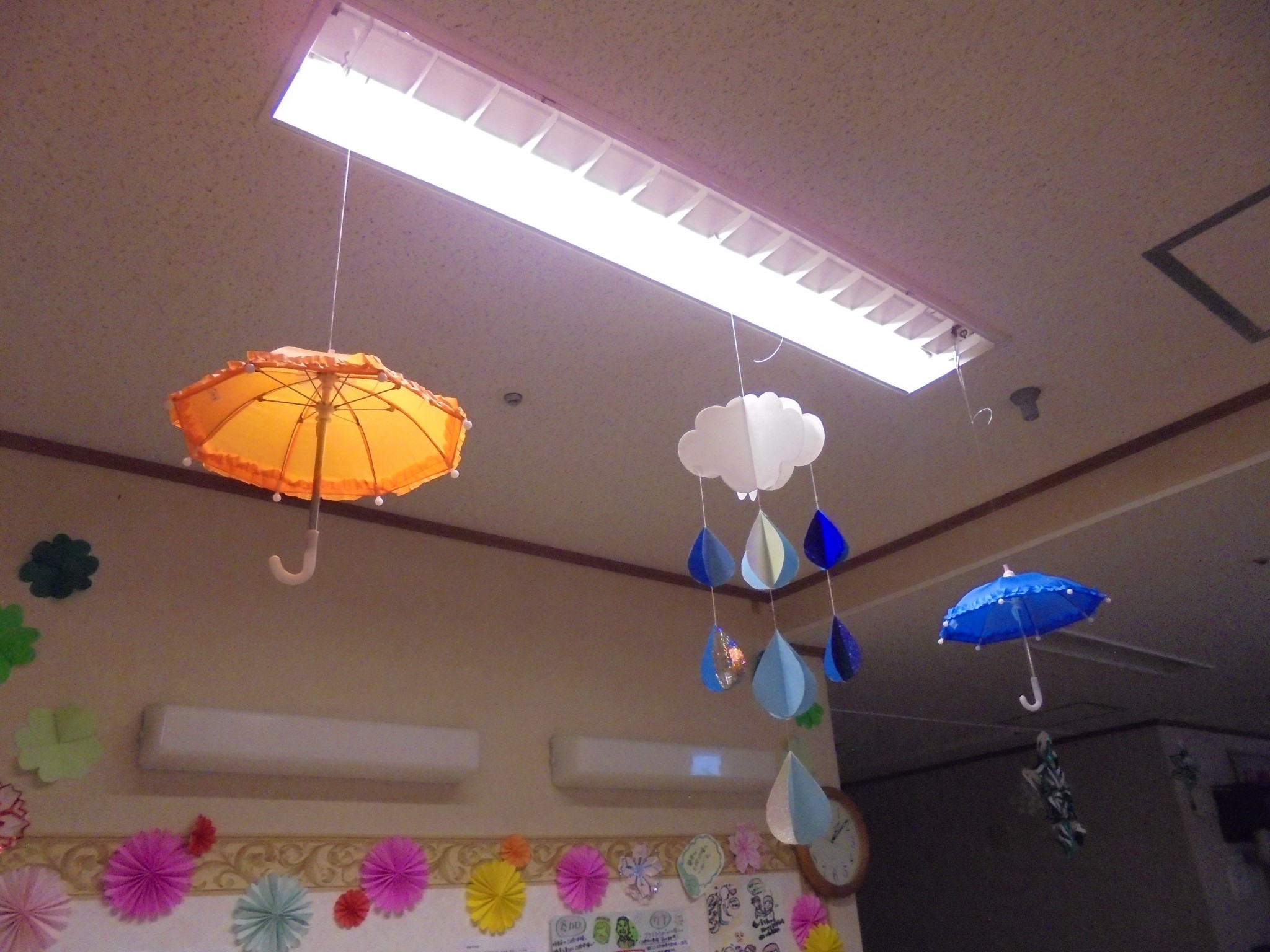 梅雨のモビール「傘と雨、ふわふわ雲の吊るし飾り」 保育製作