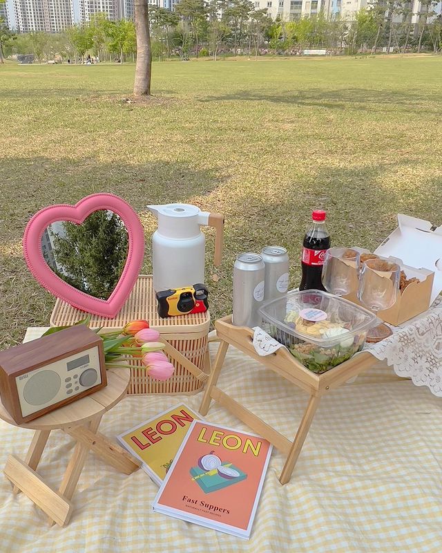 ピクニック ウィズ ミッフィー 1セットnダイソー × miffy @daiso_officialさんでミッフィー商品を購入しました🐰💗 ＊すべて300円商品です ・ペーパープレート18cm20枚 ・ペーパーボウル15cm12枚・ペーパーカップ205ml20個 ・ふた付デザートカップ7組