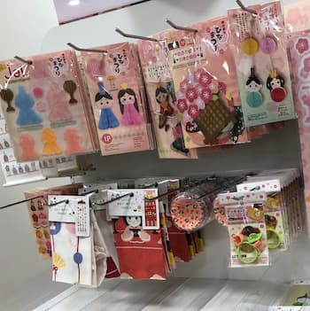 写真セリアで買った「ひな人形」が飾りやすかった！顔がカワイイから人形だけど怖くないLIMOくらしとお金の経済メディア
