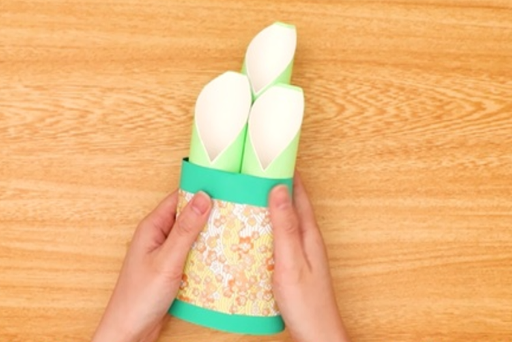 トイレットペーペーの芯と色紙を使った工作！ミニ門松の作り方 - できルンです