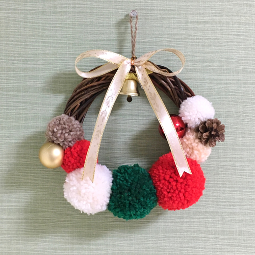 スーパーポンポンメーカーとつまみ細工プレートで作る 花飾りのリース・L手作りレシピクロバー株式会社