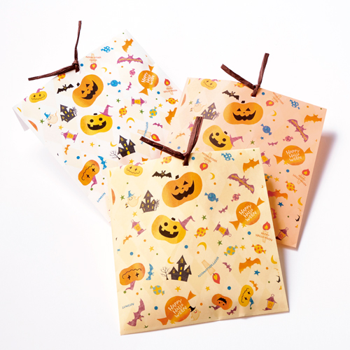 かわいいキャンディーや食べ物とハロウィンの休日のためのシームレスなパターン 包装紙 壁紙やアパレルのための子供の背景 ベクターイラストストックベクター ©girafchik 413914428