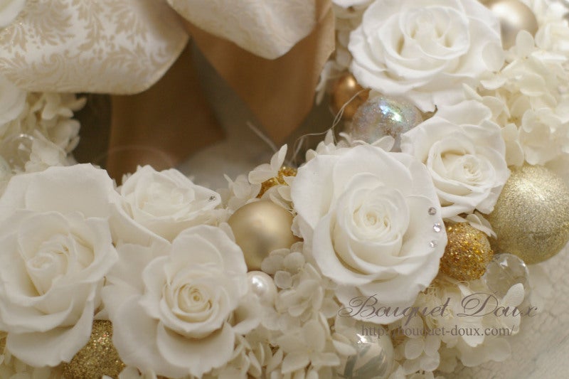 白ベースに緑、ゴールドのクリスマスリース