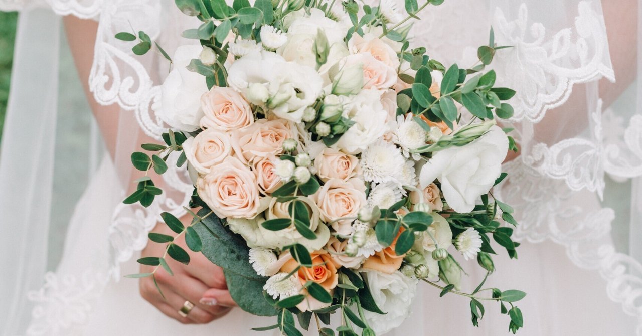 クラシカル＆ナチュラルなコーディネート。 くすみピンクのお花と アンティークカラーの花器が クラシカルな雰囲気に。 Banquet：GRACEFlower： @plantscollection_tokyo 八芳園ブライダルフェアのご予約はInstagram TOP URLより@happoen_weddingはち花 八芳園花嫁 八