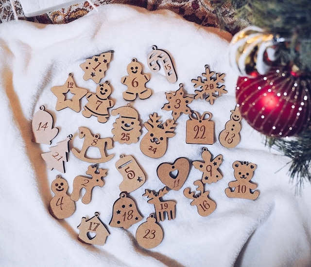 クリスマスアドベントカレンダー。手描きの要素と数字。○冬季休業カレンダーカードはデザイン、ベクターイラストをセット。のイラスト素材・ベクターImage 89629525