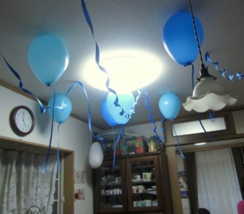 おめでとう8歳🎉 誕生日プレゼントのひとつ「ピクミン4」にちなんで、今年はピクミンテーマの飾り付けを作ってみました🌱ピクミン4は映像がとても綺麗！オッチンという犬のキャラが可愛い♡とさっそく夢中です🐶 甘いケーキが苦手な息子からは「うなぎのケーキが食べたい