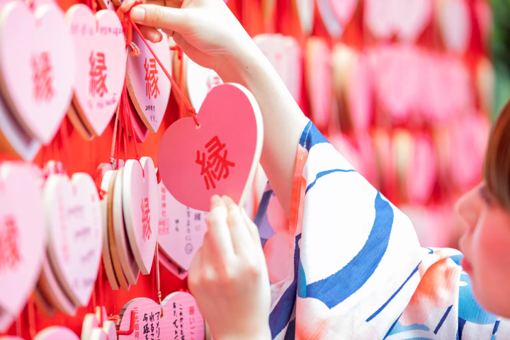 恋愛成就なら京都の地主神社へ！“恋占いの石”で占う私の恋愛運るるぶ&more