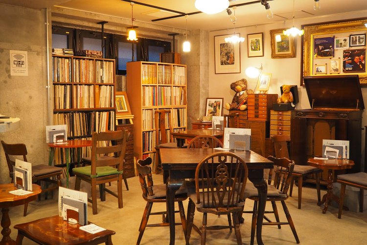 4色揃ったクリームソーダを楽しめる 神保町「さぼうる」でほっこり読書クリームソーダと楽しむ読書 選りすぐりの東京喫茶店アドレス