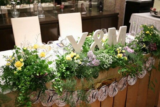 高砂装飾 キャンプをイメージしたという会場装飾。なかでも、テント風の高砂は、見た目もおしゃれでキャンプウェディングには欠かせない演出にみんなの ウェディングストーリーみんなのウェディング