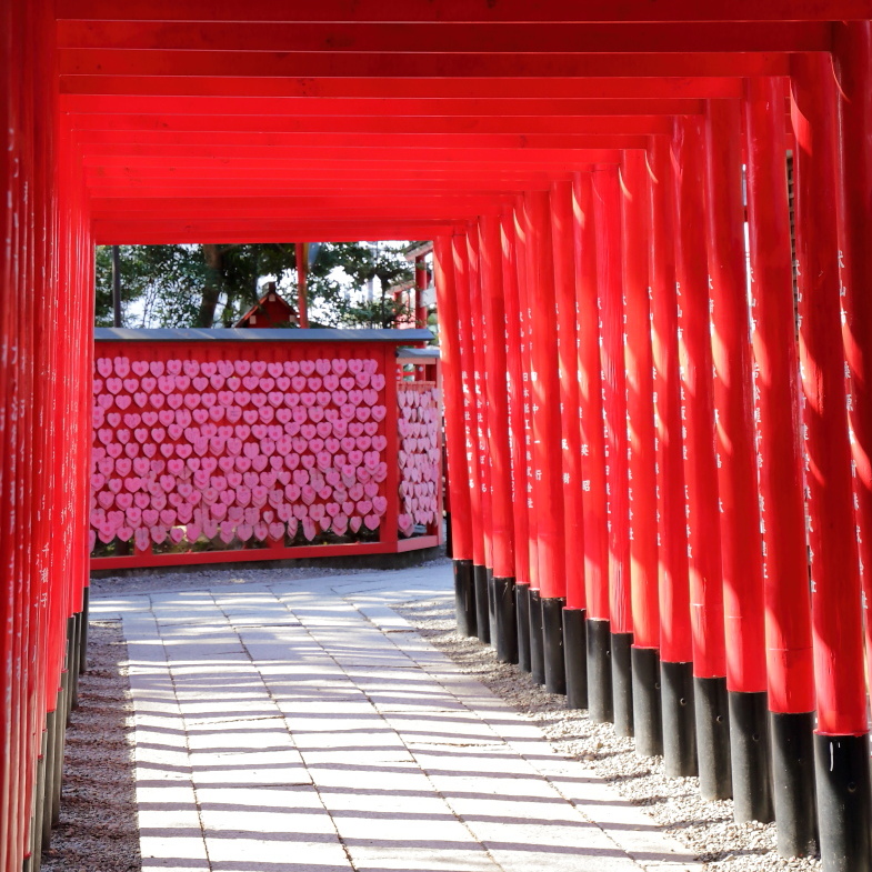 恋愛成就。縁結び祈願ができるピンクのハートの形をした絵馬が可愛い神社の写真素材83791412- PIXTA