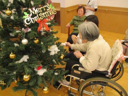 1年の締めくくりを華やかに！12月の介護レクリエーションの企画・アイディア集～クリスマスレク～介護のお仕事研究所